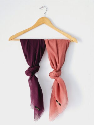 מטפחת מרובעת חלקה בסיומת פרנזים